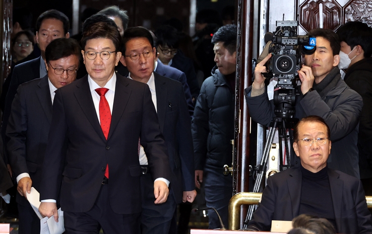 권성동 국민의힘 당 대표 권한대행 겸 원내대표가 24일 오전 서울 여의도 국회에서 열린 의원총회에 참석하고 있다. 오른쪽은 이날 비대위원장에 지명된 권영세 의원. / 뉴시스
