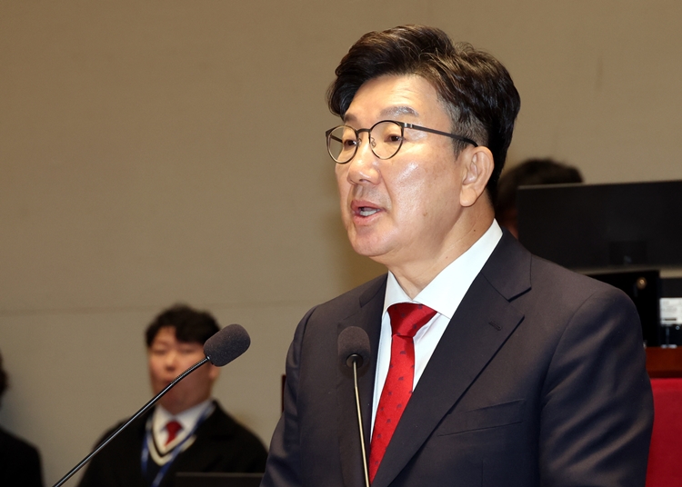 국민의힘은 더불어민주당의 한덕수 대통령 권한대행 겸 국무총리에 대한 탄핵 추진에 대해 “정부를 붕괴시키겠단 선언”이라며 반발했다. 사진은 권성동 원내대표가 24일 오전 국회에서 열린 의원총회에서 발언하고 있는 모습. / 뉴시스