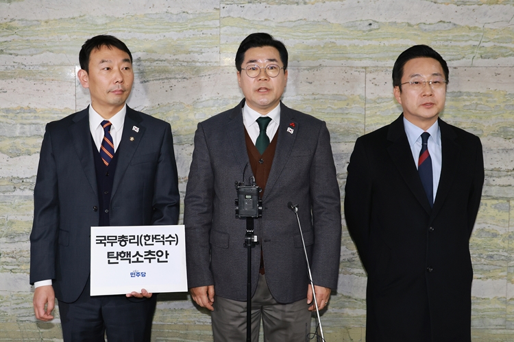 김용민(왼쪽부터) 더불어민주당 원내정책수석부대표와 박찬대 원내대표, 박성준 원내수석부대표가 24일 국회 의안과 앞에서 '국무총리 한덕수 탄핵소추안' 제출 보류 이유를 밝히고 있다. / 뉴시스
