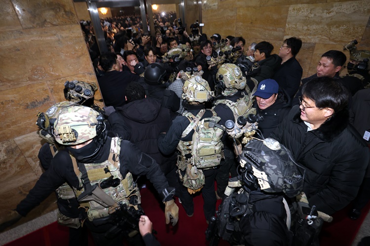윤석열 대통령이 긴급 대국민 담화를 통해 12.3 비상계엄령 선포 후 지난 4일 서울 여의도 국회 내부로 수도방위사령부 소속 계엄군이 진입하자 보좌진들과 충돌하고 있다.  /뉴시스