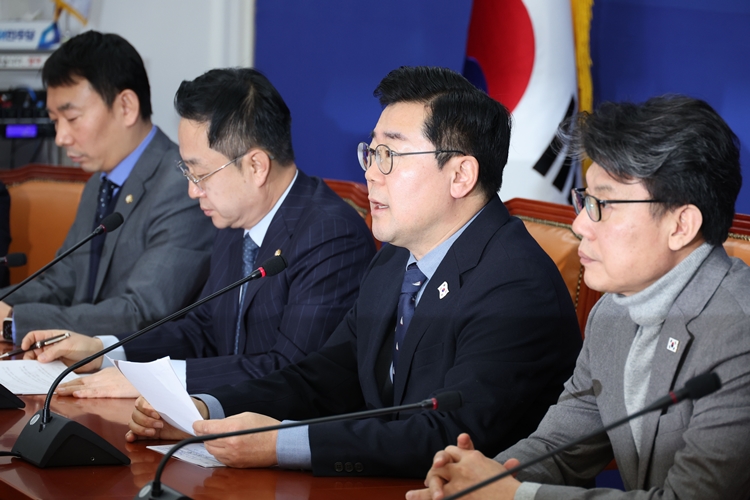 박찬대 더불어민주당 원내대표가 26일 오전 국회에서 열린 정책조정회의에서 발언하고 있다. / 뉴시스