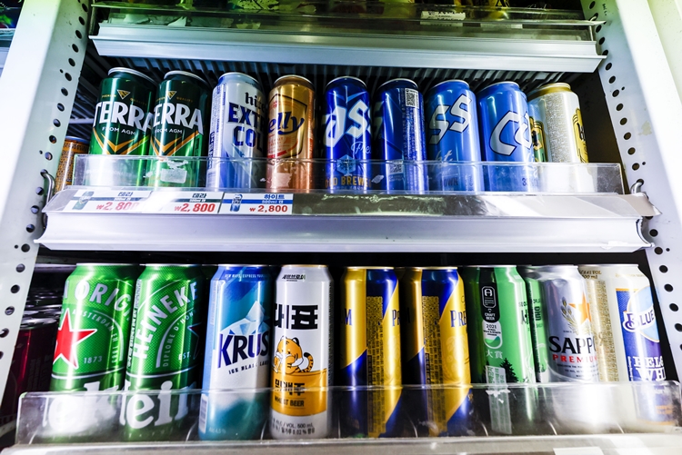 소비 위축으로 올해도 국내 주류업계가 침체되면서 주요 주류업체들의 외형 성장폭이 다소 정체됐다. / 뉴시스