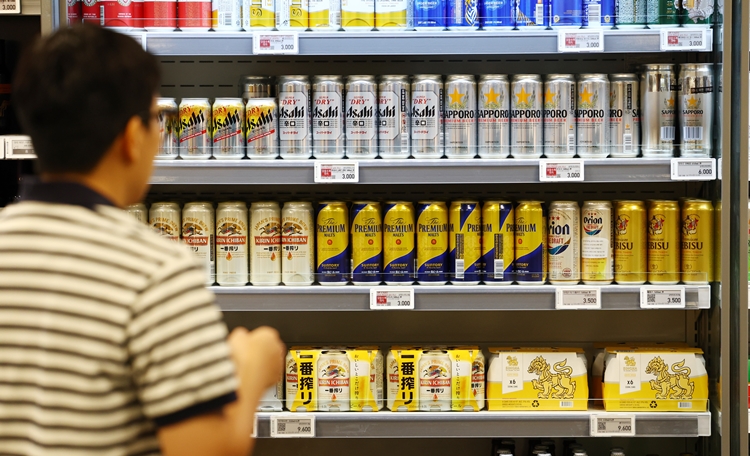 지난해 일본 수입 맥주의 흥행과 중국 수입 맥주와 관련한 위생 논란이 올해까지도 이어지고 있다. / 뉴시스