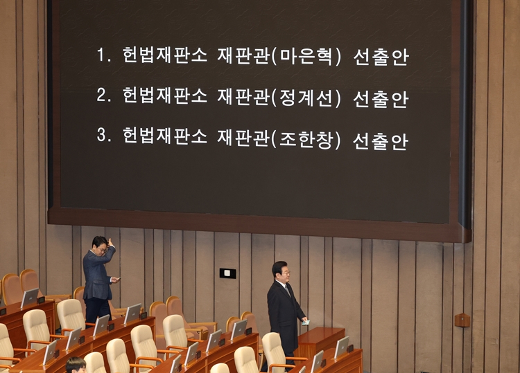 이재명 더불어민주당 대표가 26일 국회에서 열린 제420회 국회(임시회) 제1차 본회의에서 마은혁, 정계선, 조한창 헌법재판소 재판관 선출안에 대한 기표를 마친 뒤 투표함으로 향하고 있다. / 뉴시스