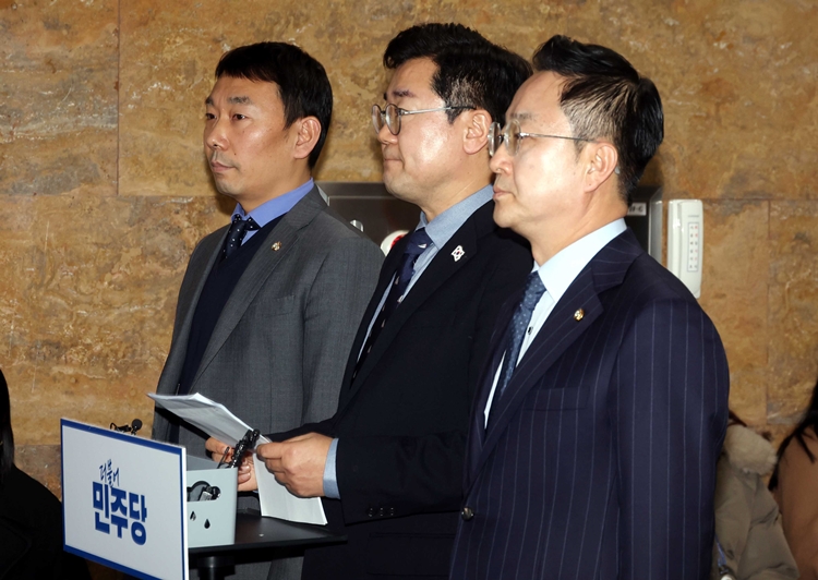 박찬대 더불어민주당 원내대표가 26일 오후 국회에서 한덕수 대통령 권한대행 국무총리의 대국민담화에 대한 입장 발표를 하고 있다. / 뉴시스