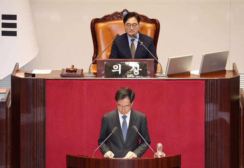 정명호 국회 의사국장이 26일 서울 여의도 국회에서 열린 제420회 국회(임시회) 제1차 본회의에서 한덕수 국무총리 탄핵소추안 발의를 보고하고 있다. / 뉴시스 