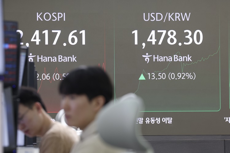 원·달러 환율이 1,478원을 넘어섰다. 미국발 세계금융위기였던 2009년 3월 16일(1488.0원) 이후 15년 9개월 만에 최고치다. 27일 오전 서울 중구 하나은행 딜링룸 전광판에 원·달러 환율이 표시되고 있다.  /뉴시스