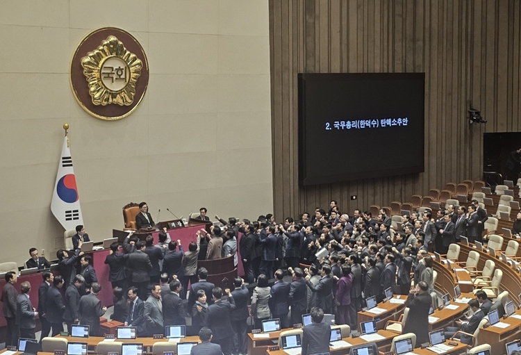 27일 국회 본회의에서 우원식 국회의장이 한덕수 대통령 권한대행 겸 국무총리에 대한 탄핵 의결 정족수가 '재적의원 과반수 찬성'이라고 발표하자, 국민의힘 의원들이 의장석으로 나와 항의하고 있다. / 전두성 기자
