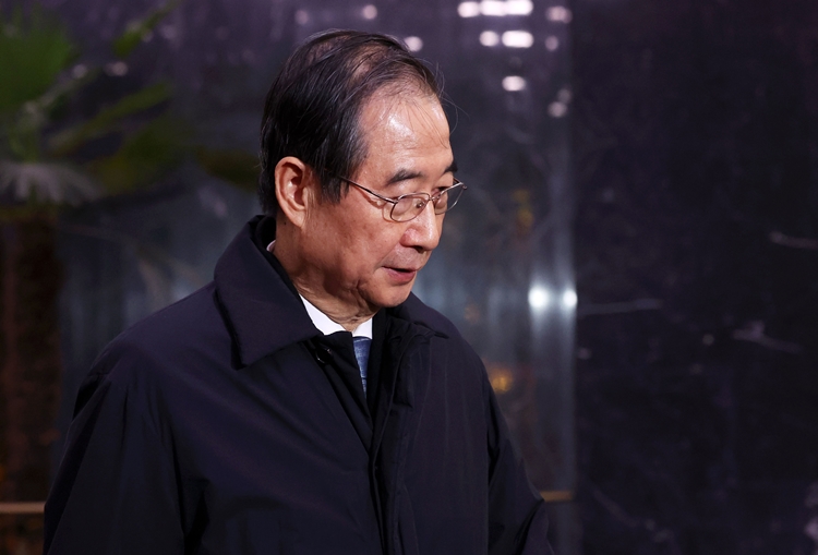 한덕수 국무총리가 27일 오후 국회 탄핵소추의결서를 송달받은 뒤 서울 종로구 정부서울청사를 나서고 있다. 이날 국회 본회의에서 한덕수 대통령 권한대행 국무총리 탄핵소추안이 가결됐다. / 뉴시스