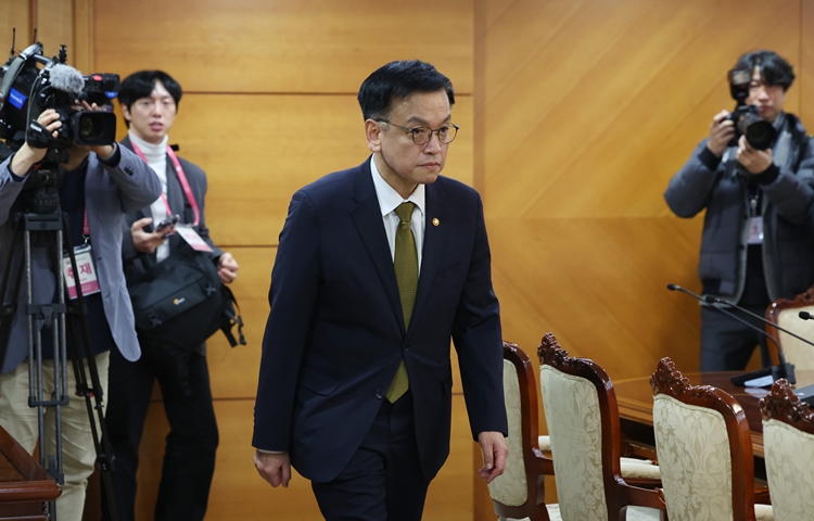 정치권에선 '헌법재판소 정상화'가 정국혼란의 첫 과제로 떠올랐다. 사진은 최상목 대통령 권한대행 부총리 겸 기획재정부 장관이 27일 오후 서울 종로구 정부서울청사에서 국가안전보장회의(NSC)를 주재하기 위해 회의실로 입장하며 인사하고 있다. 이날 한덕수 대통령 권한대행의 국회 탄핵소추안 가결되며 최 부총리가 대통령 권한대행을 이어받았다. / 뉴시스