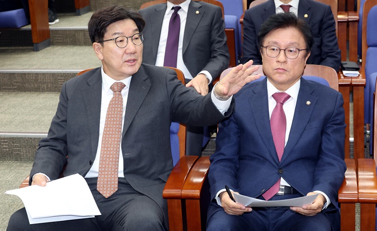 권성동 국민의힘 당 대표 권한대행 겸 원내대표가 지난 27일 오전 서울 여의도 국회에서 열린 비상 의원총회에서 당직자에게 지시를 하고 있다. 오른쪽은 박형수 원내수석부대표.  /뉴시스