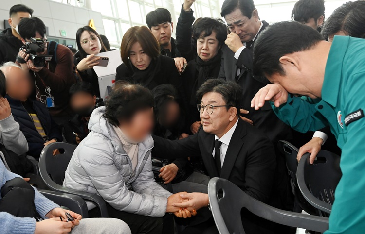 권성동 국민의힘 당대표 권한대행 겸 원내대표가 30일 오전 전남 무안국제공항을 찾아 사고항공기 희생자 유가족을 위로하고 있다.  /뉴시스
