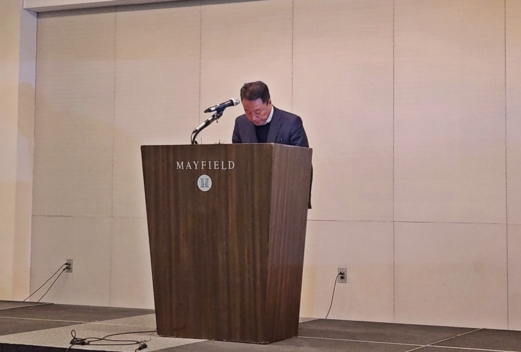 송경훈 제주항공 경영지원본부장은 30일 오전 서울 강서구 메이필드 호텔에서 열린 기자회견에서 지난 29일 제주항공 무안공항 사고와 관련해 거듭 사과를 전하며 향후 유가족 및 생존자 지원에 최선을 다할 것이라고 입장을 밝혔다. / 서울 강서=제갈민 기자