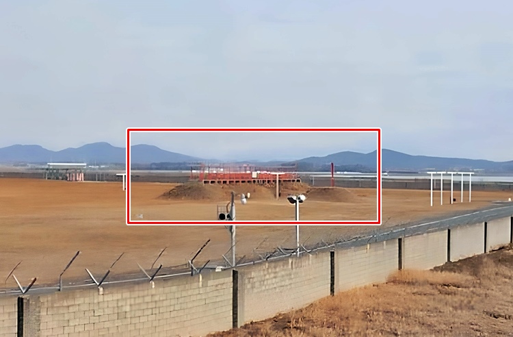 무안국제공항 활주로 남쪽(01) 끝단에서 약 267m 지점에는 콘크리트 구조물을 심은 모래언덕(빨간색 네모박스 안)이 존재한다. 이 구조물은 로컬라이저(어프로치 라이트 시스템)로 불리는 시설로, ICAO 및 국내법 상 부러지기 쉽게 만들어져야 하지만 콘크리트로 설계돼 제주항공 사고에서 피해를 가중 시킨 요인으로 지적된다. / 카카오맵 갈무리