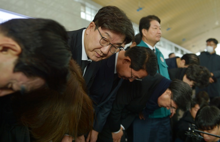 권성동 국민의힘 원내대표가 30일 오전 무안국제공항에서 제주항공 여객기 사고 탑승객 유가족들을 향해 고개숙여 인사하고 있다.  /뉴시스