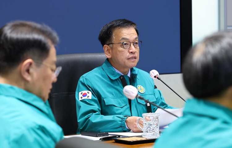 최상목 대통령 권한대행 부총리 겸 기획재정부 장관이 31일 서울 종로구 정부서울청사 중앙재난안전대책본부에서 열린 제주항공 여객기 사고 중대본 5차 회의에서 발언하고 있다. / 뉴시스