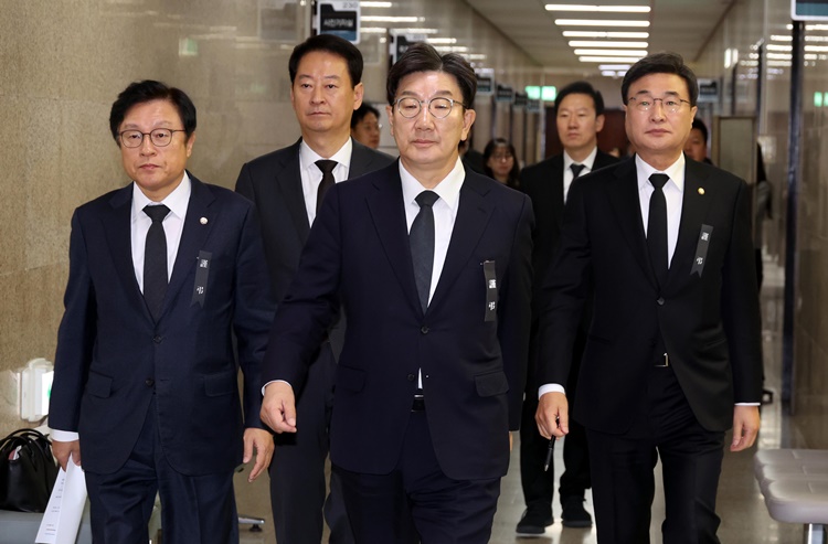 권성동(가운데) 국민의힘 원내대표가 31일 오전 서울 여의도 국회에서 열린 비공개 원내대책회의에 참석하고 있다.  /뉴시스