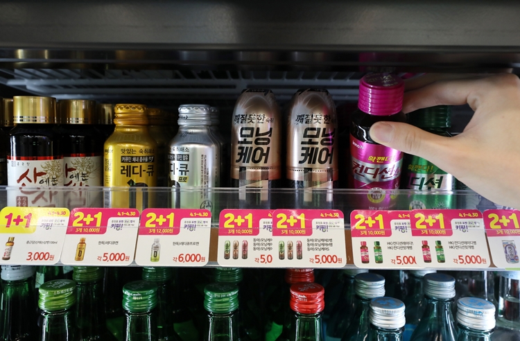 내년 1월 1일부터 숙취해소제 제품 중 과학적 근거가 마련되지 않은 제품은 ‘술깨는’, ‘술 먹은 다음 날’ 등의 표현을 사용할 수 없게 됐다. / 뉴시스