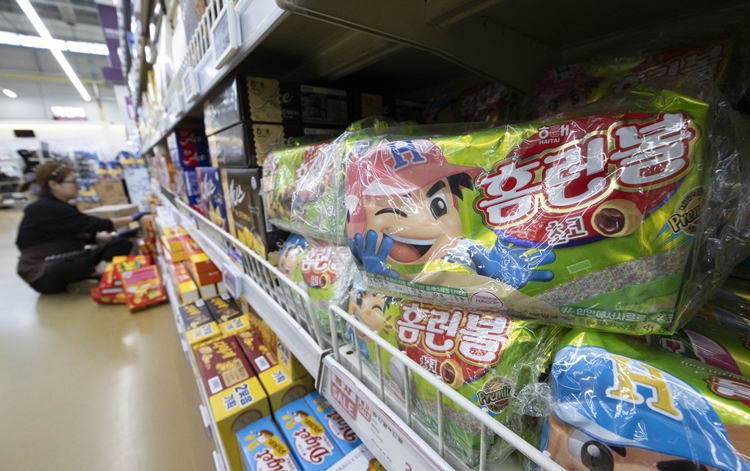 식품의약품안전처는 내년 1월 1일부터 가공식품 등의 내용량이 이전보다 감소한 경우, 내용량을 변경한 날부터 3개월 이상 이를 표시해야 한다고 밝혔다. / 뉴시스