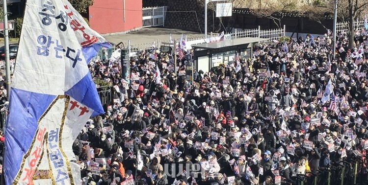 법원이 현직 대통령에 대한 체포영장을 발부한 31일, 서울 용산구 한남동 대통령 관저 인근은 윤 대통령 지지자들로 인산인해를 이뤘다. 이들은 "비상계엄은 정당했다"며 "탄핵 반대" "체포영장 무효"라는 구호를 외치며 격앙된 감정을 드러냈다. / 한남동=권신구, 정소현 기자