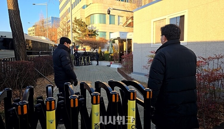 한남동 대통령 관저 인도에는 일정 간격으로 경찰 바리케이드가 쳐져있다. / 한남동=권신구, 정소현 기자