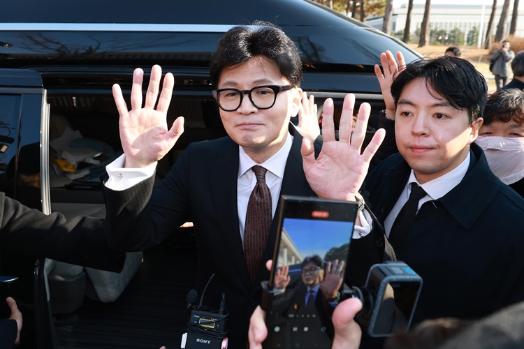 당대표 사퇴 의사를 밝힌 한동훈 전 국민의힘 대표가 지난 16일 오전 서울 여의도 국회를 나서며 지지자들과 인사하고 있다.