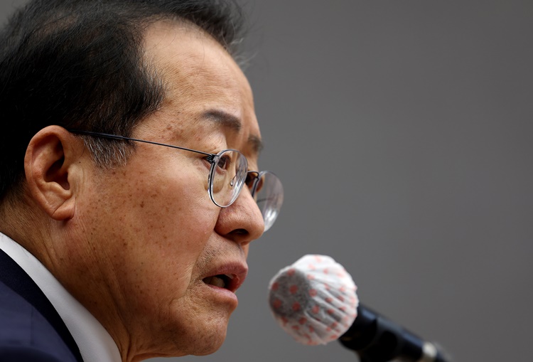 홍준표 대구시장이 지난 26일 대구 북구 대구시청 산격청사에서 열린 송년 기자간담회에서 발언하고 있다. /뉴시스