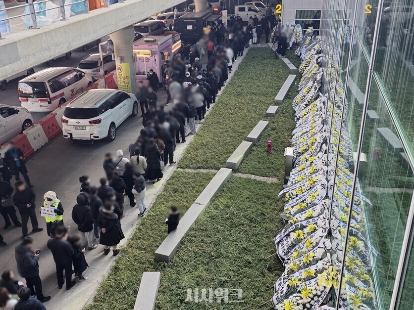 공항 바깥에 길게 줄을 선 조문객들의 모습. 오후가 되면서 조문객 대기줄은 수백 미터에 달했다. / 시사위크   