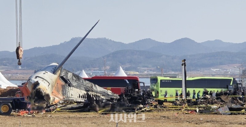 이날 유족들은 참사 나흘만에 처음으로 사고 현장을 직접 방문했다. 참혹한 현장 모습에 유족들은 또 다시 오열했다. / 시사위크 