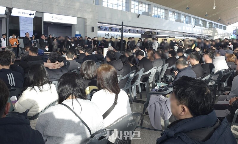 1일 오전 9시 20분경, 무안국제공항 2층 브리핑 현장에서 유족들이 수사본부 관계자들의 브리핑을 듣고 있다. / 무안=정소현 기자 (이하 시사위크) 