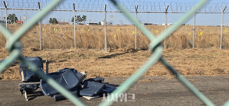 사고 현장 주변에 기체의 파편 등이 흩어져 있는 모습. 사고가 워낙 컸던 탓에 유류품을 비롯해 희생자들의 시신을 온전히 수습하는 데도 적잖은 시간이 걸릴 것으로 예상된다. / 시사위크 