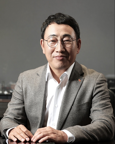 2일 유영상 SKT 대표(사진)는 사내 구성원들을 대상으로 한 신년사에서 실질적인 AI 매출 성장을 이루자고 밝혔다. / SKT
