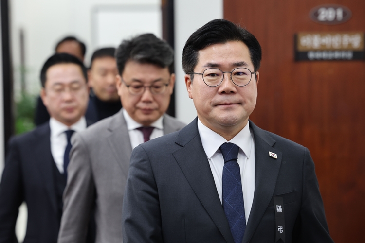 더불어민주당이 2일 당 소속 의원들에게 ‘국회 내 비상대기령’을 내렸다. 사진은 박찬대 원내대표가 이날 오전 국회에서 열린 정책조정회의에 참석하고 있는 모습. / 뉴시스