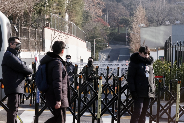 2일 서울 용산구 한남동 대통령 관저 입구에서 대통령 경호처 직원들이 경계 근무를 서고 있다. / 뉴시스