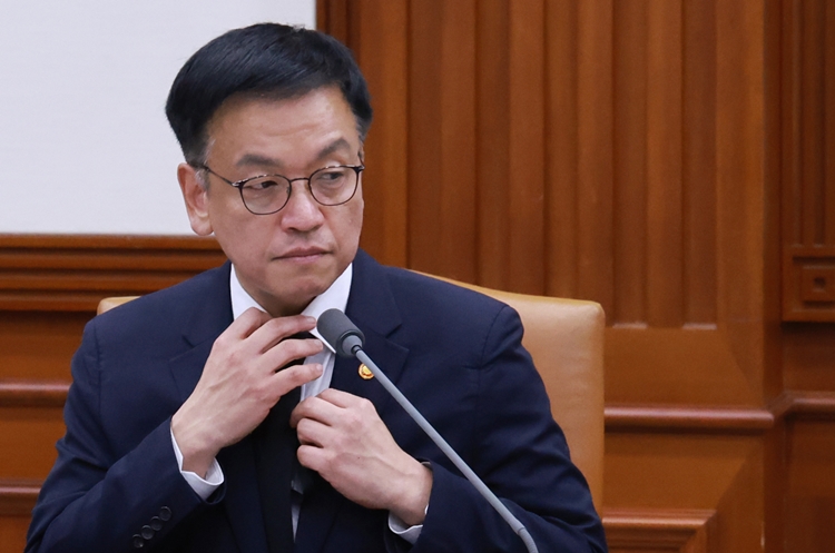 최상목 대통령 권한대행 부총리 겸 기획재정부 장관이 2일 정부서울청사에서 열린 경제관계장관회의에서 발언 뒤 넥타이를 고쳐 메고 있다. / 뉴시스