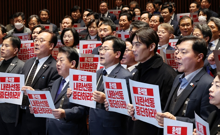 더불어민주당이 권성동 원내대표, 윤상현·나경원·박상웅 의원 등 국민의힘 정치인 8명과 보수 유튜버 4명을 포함해 총 12명을 내란 선전·선동 혐의로 경찰청 국가수사본부에 고발했다. 사진은 박찬대(앞줄 왼쪽 네 번째) 원내대표 등 당 소속 의원들이 지난 2일 오후 국회에서 열린 비상의원총회에서 윤석열 대통령을 규탄하는 손팻말을 들고 구호을 외치고 있는 모습. / 뉴시스