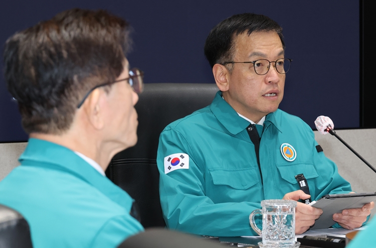 최상목 대통령 권한대행 부총리 겸 기획재정부 장관이 3일 오전 정부서울청사에서 중앙재난안전대책본부 회의를 주재하고 저소득 유가족에 대한 생계비를 지원하겠다고 밝혔다. / 뉴시스