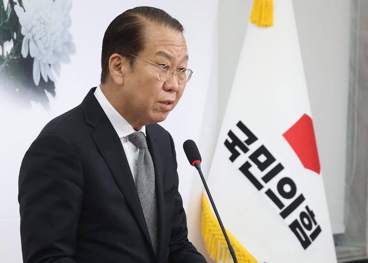 권영세 국민의힘 비상대책위원장이 3일 오후 서울 여의도 국회에서 열린 긴급기자회견에서 고위공직자범죄수사처의 윤석열 대통령 체포영장 집행 관련 입장 발표를 하고 있다. /뉴시스