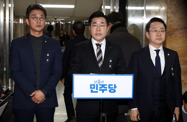 박찬대 더불어민주당 원내대표가 3일 오후 국회에서 고위공직자범죄수사처의 윤석열 대통령 체포영장 집행 중지 관련 입장 발표를 하고 있다. 왼쪽부터 노종면 원내대변인, 박 원내대표, 박성준 원내수석부대표. / 뉴시스