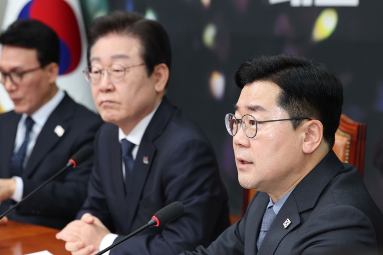 더불어민주당은 6일 고위공직자범죄수사처(공수처)가 경찰에 윤석열 대통령 체포영장 집행을 일임하는 공문을 보낸 것과 관련해 “오늘 반드시 영장이 집행돼 내란수괴가 체포돼야 한다”고 촉구했다. 사진은 박찬대 원내대표가 이날 오전 국회에서 열린 최고위원회의에서 발언하고 있는 모습. / 뉴시스