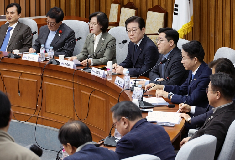 윤석열 대통령 체포에 당력을 집중하는 더불어민주당이 최상목 대통령 권한대행 부총리 겸 기획재정부 장관을 향한 압박 수위를 높이고 있다. 사진은 이재명(왼쪽 네 번째) 대표가 6일 오전 국회에서 열린 중진의원 간담회에서 추미애(왼쪽 세 번째) 의원 발언을 듣고 있는 모습. / 뉴시스