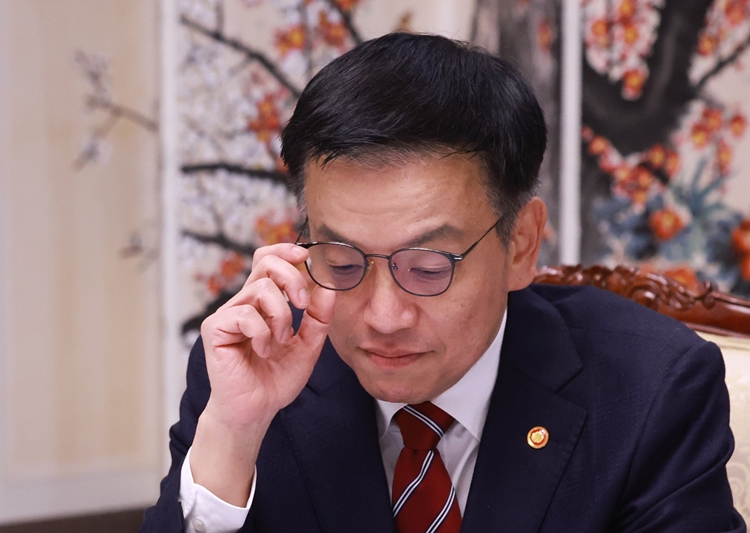 더불어민주당은 최상목 대통령 권한대행 부총리 겸 기획재정부 장관을 직무유기·직권남용 혐의로 고발한다는 방침이다. 사진은 최 대행이 6일 정부서울청사에서 열린 대외경제현안간담회에 앞서 자료를 보고 있는 모습. / 뉴시스