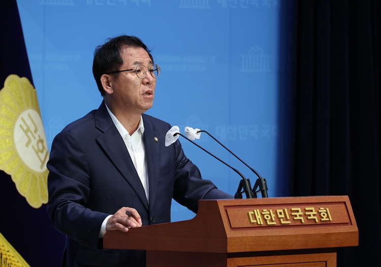 더불어민주당이 윤석열 대통령의 지지율이 40%애 육박한다고 발표한 여론조사 업체에 대한 고발을 논의중이라고 밝혔다. 이에 국민의힘은 대국민 선전포고라며 반발했다. 사진은 국민의힘 미디어특별위원회 위원장 이상휘 의원. / 뉴시스 