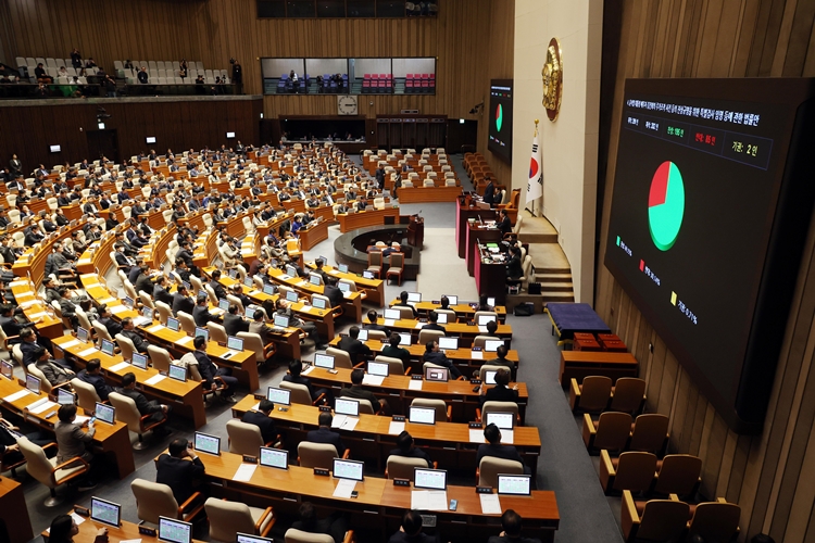국회가 오는 8일 내란 일반·김건희 특검법(쌍특검법) 등 8개 법안에 대한 재표결 절차에 들어간다. 사진은 우원식 국회의장이 지난달 12일 국회에서 열린 제419회국회(정기회) 제2차 본회의에서 윤석열 대통령 배우자 김건희의 주가조작 사건 등의 진상규명을 위한 특별검사 임명 등에 관한 법률안 가결을 선언하고 있는 모습. / 뉴시스