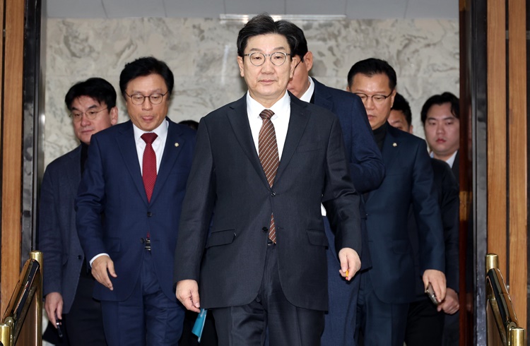 권성동 국민의힘 원내대표가 7일 오전 서울 여의도 국회에서 열린 원내대책회의에 참석하고 있다.  /뉴시스