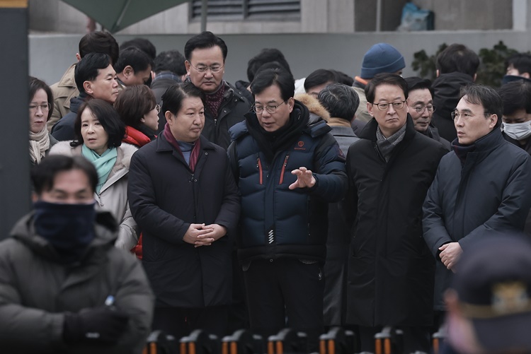 지난 6일 서울 용산구 대통령 관저 앞에 모인 국민의힘 의원들이 대화를 나누고 있다.  /뉴시스