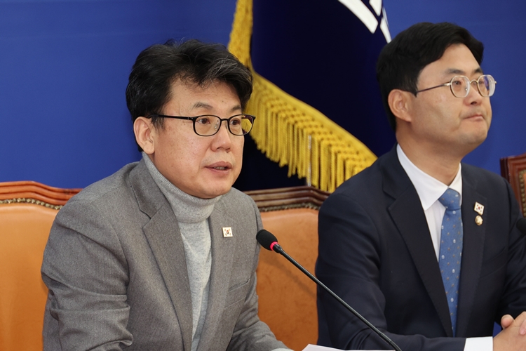 진성준 더불어민주당 정책위의장은 7일 윤석열 대통령 체포를 저지하기 위해 국민의힘 의원들이 대통령 관저 인근에 모인 것과 관련해 “국민의힘 의원들이 체포영장 집행을 막아선다면 민주당은 예외 없이 고발 조치할 것”이라고 경고했다. 사진은 진 정책위의장이 지난달 26일 국회에서 열린 정책조정회의에서 발언하고 있는 모습. / 뉴시스