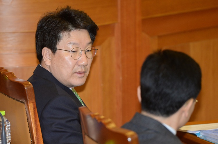 지난 2017년 2월 20일 오전 서울 종로구 헌법재판소 대심판정에서 열린 박근혜 대통령 탄핵심판 15차 변론기일에서 당시 국회 탄핵소추위원단장이었던 권성동 국민의힘 의원이 위원들과 대화를 하고 있다.  /뉴시스