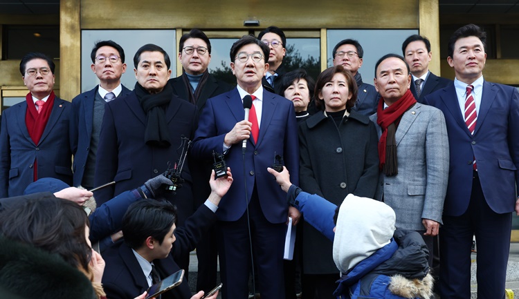 국회 탄핵소추단이 윤석열 대통령 탄핵소추 사유에서 '내란죄'를 제외한 것과 관련해 권성동 국민의힘 원내대표가 지난 6일 서울 종로구 헌법재판소를 항의 방문한 뒤 취재진 앞에서 관련 내용에 대해 발언하고 있다. /뉴시스