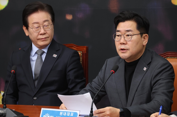 박찬대 더불어민주당 원내대표가 8일 오전 국회에서 열린 최고위원회의에서 발언을 하고 있다. 왼쪽은 이재명 대표. / 뉴시스